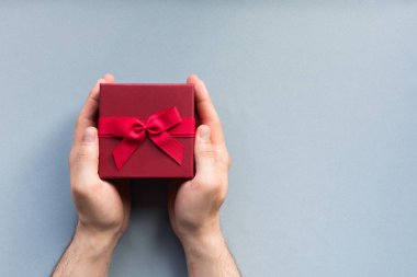 Tatil giftboxes adam pastel mavi arka plan üzerinde eller