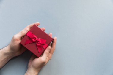 Flatlay tatil giftbox erkekte mevcut pastel mavi eller