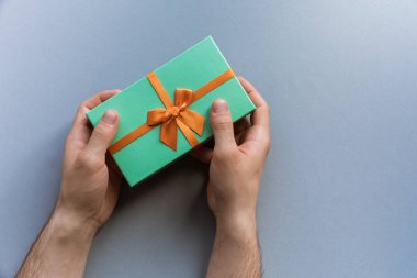 Tatil giftboxes adam pastel mavi arka plan üzerinde Babalar günü, Noel, doğum günü partisi için eller.