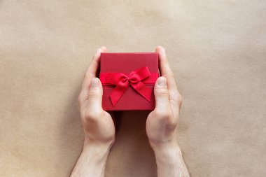 Tatil giftboxes adam pastel mavi arka plan üzerinde Babalar günü, Noel, doğum günü partisi için eller.