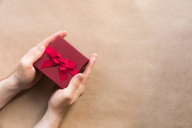 Tatil giftboxes adam pastel mavi arka plan üzerinde Babalar günü, Noel, doğum günü partisi için eller.