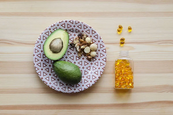 Yağ diyet kaynakları: avokado, fındık, omega-3 kompleks