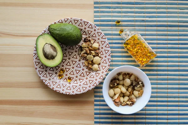 Yağ diyet kaynakları: avokado, fındık, omega-3 kompleks