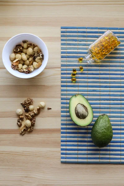 Yağ diyet kaynakları: avokado, fındık, omega-3 kompleks