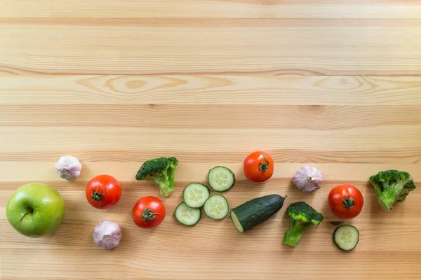 ahşap zemin üzerinde sebze