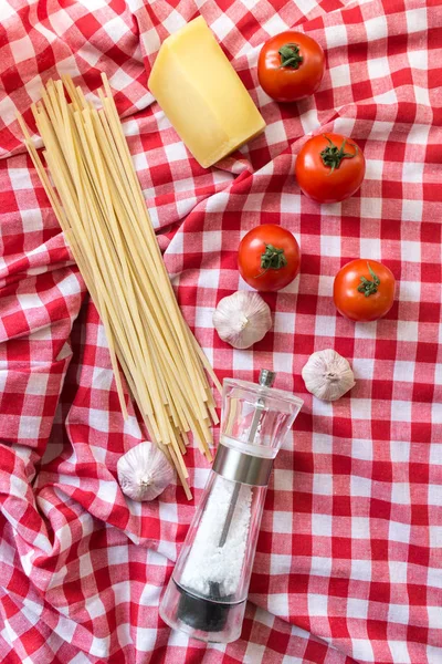 Ingrédients pour pâtes italiennes sur la table en bois — Photo