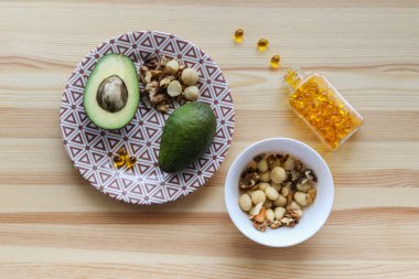 Yağ diyet kaynakları: avokado, fındık, omega-3 kompleks