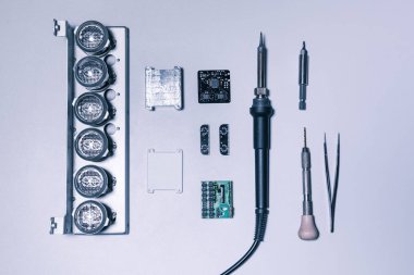 Mühendis derleme bir mikroçip cımbız ve Büyüteç ile lehim Pcb (baskılı devre kartı),