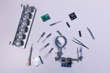 Assemblying için Pcb (baskılı devre), mikroçip, cımbız ve Büyüteç araçları