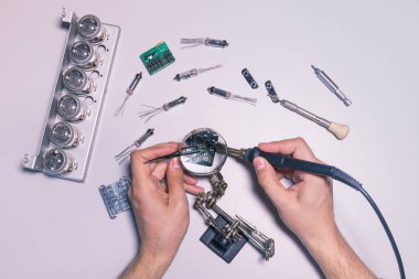 Mühendis derleme bir mikroçip cımbız ve Büyüteç ile lehim Pcb (baskılı devre kartı),