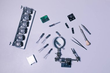 Bir microchi lehim Pcb (baskılı devre), montaj