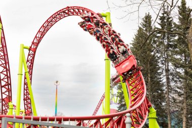 Mayıs 2017, Saint Petersburg, Rusya. Divo Ostrov eğlence parkı. Hız treni yolculuğu