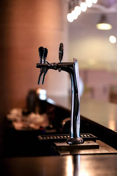Grúa de metal de cerveza artesanal en el bar —  Fotos de Stock