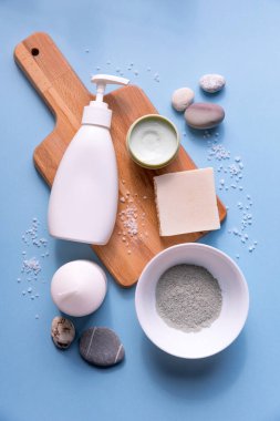 Güzellik kaplıcası, gün içinde kil, deniz tuzu, krema ve sabunla düzleşir.