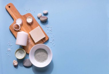 Güzellik kaplıcası, gün içinde kil, deniz tuzu, krema ve sabunla düzleşir.