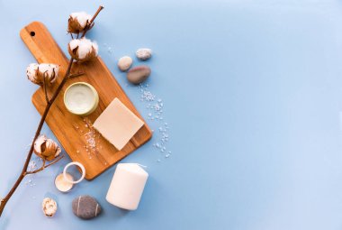 Güzellik kaplıcası, gün içinde kil, deniz tuzu, krema ve sabunla düzleşir.