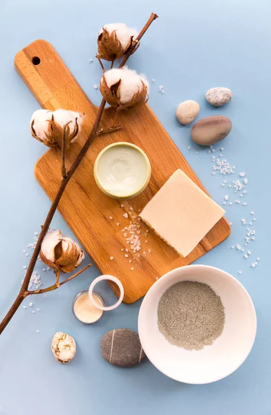 Güzellik kaplıcası, gün içinde kil, deniz tuzu, krema ve sabunla düzleşir.