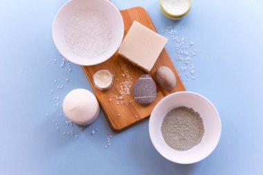 Güzellik kaplıcası, gün içinde kil, deniz tuzu, krema ve sabunla düzleşir.