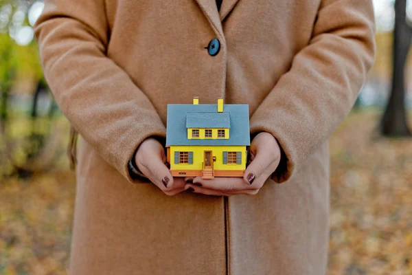 Міні Жовтий Будинок Модель Жіночих Руках Іпотечних Пропозицій Заощадження Грошей — стокове фото