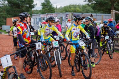 26 Ağustos 2017, Akkesport, Narva, Estonya bisiklet yarışı. Genç sporcular başlangıç çizgisine bisikletle gidiyorlar. 