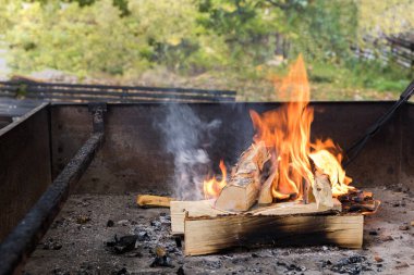 Kırsal kesimde şömine, sonbahar haftasonu