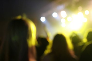 Bulanık efekt rock konseri coşkulu kalabalık ve parlak sahne