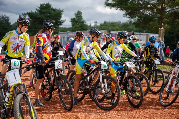 26 Ağustos 2017, Akkesport, Narva, Estonya bisiklet yarışı. Genç sporcular başlangıç çizgisine bisikletle gidiyorlar. 