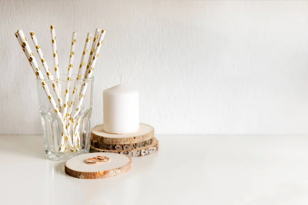 木架上的结婚戒指, 白色和金色的装饰 — 图库照片