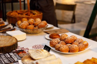 2 Aralık 2017, Çatı katı, 18 / 46, Saint-Petersburg. Hygge Festivali. Çörekler, fırın vitrini.