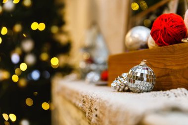 Şöminenin üzerindeki Noel süsleri, ışıklar bokeh