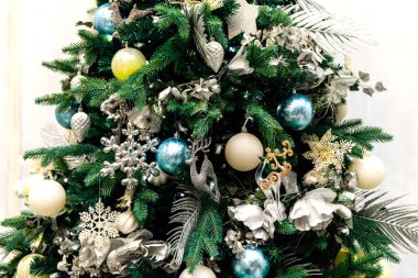 Mavi gümüş gölgeli Noel ağacı süslemek