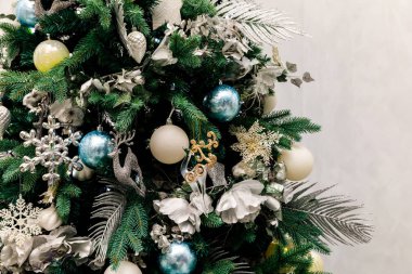 Mavi gümüş gölgeli Noel ağacı süslemek