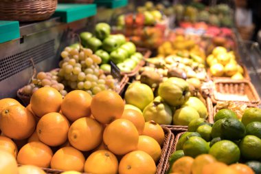 Yiyecek pazarı, taze patates kızartması ve sebze.