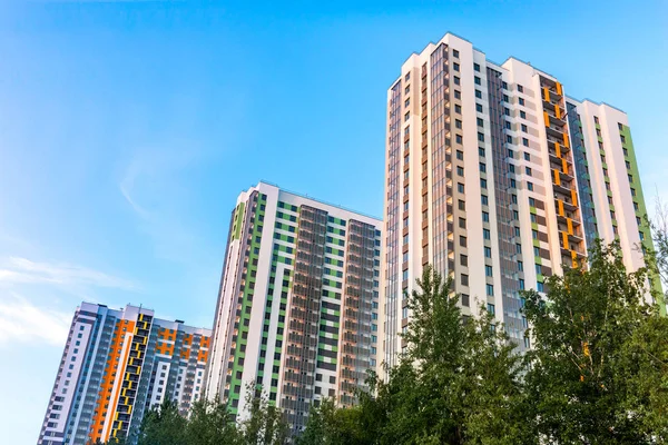 Paisaje Urbano Cielo Azul Claro Edificios Gran Altura Color Brillante — Foto de Stock