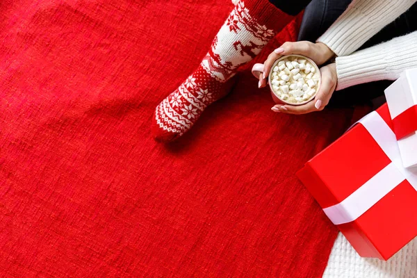 Flacher Rosa Becher Kakao Mit Marshmallows Frauenhänden Mit Rot Weißer — Stockfoto
