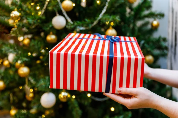 Menina Está Segurando Presente Sala Branca Com Árvore Decorada Natal — Fotografia de Stock