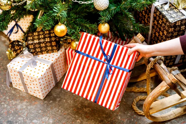 Menina Está Segurando Presente Sala Branca Com Árvore Decorada Natal — Fotografia de Stock