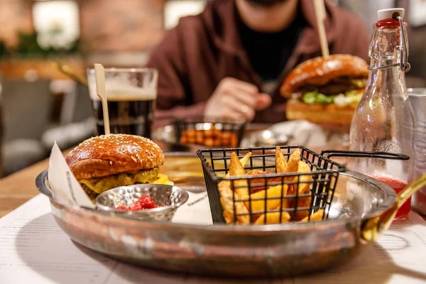 Ungesundes Essen Viel Fett Und Kohlenhydrate Der Hand — Stockfoto