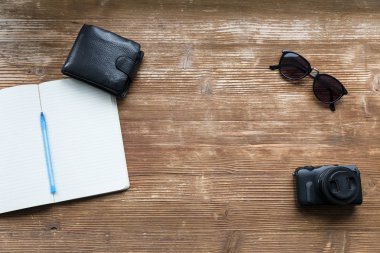 Tahta arka planda seyahet rüya tahtası bezi var. Planlama 