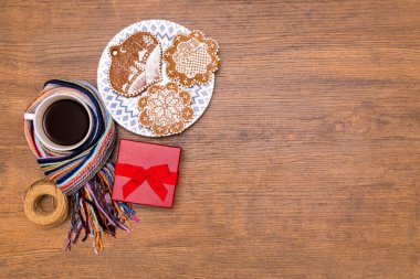 Kış kahvesi ve zencefilli ekmek ile birlikte tatil hediyesi kutusu.