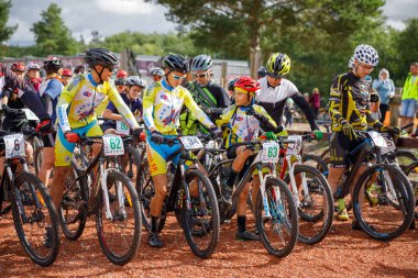 26 Ağustos 2017, Akkesport, Narva, Estonya bisiklet yarışı. Genç sporcular başlangıç çizgisine bisikletle gidiyorlar. 