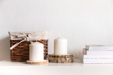 Beyaz oda, kitaplarla dolu ev rafı ve ahşap dekor.