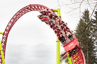 Mayıs 2017, Saint Petersburg, Rusya. Divo Ostrov eğlence parkı. Hız treni yolculuğu