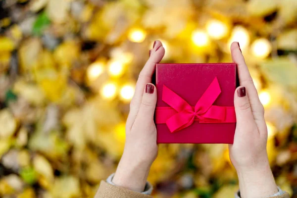 Flatlay Feriados Giftbox Presente Mãos Mulher Sobre Fundo Luzes Borradas — Fotografia de Stock