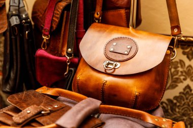 Deri el yapımı ürünler - cüzdanlar, çantalar, kapaklar