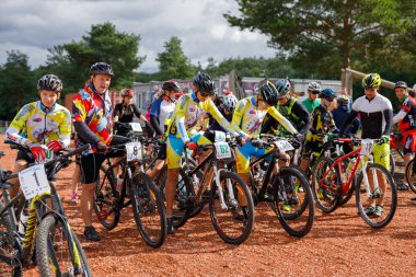 26 Ağustos 2017, Akkesport, Narva, Estonya bisiklet yarışı. Genç sporcular başlangıç çizgisine bisikletle gidiyorlar. 