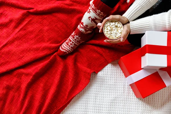 Flatlay Rosa Caneca Cacau Com Marshmallows Mãos Mulher Com Caixa — Fotografia de Stock