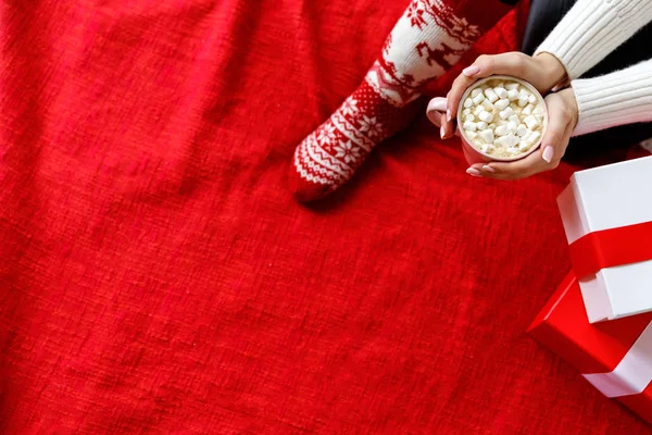 Flatlay Rosa Caneca Cacau Com Marshmallows Mãos Mulher Com Caixa — Fotografia de Stock