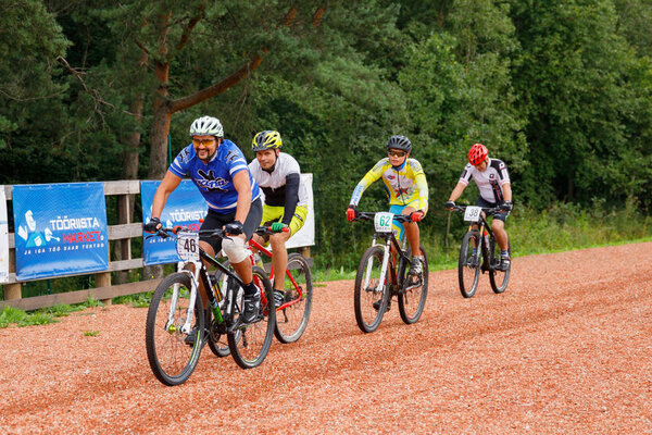26 августа 2017, Велогонка Akkesport, Нарва, Эстония. Участники гонки едут на велосипеде на высокой скорости
