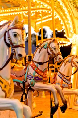 Geceleri ışıklı retro atlıkarınca